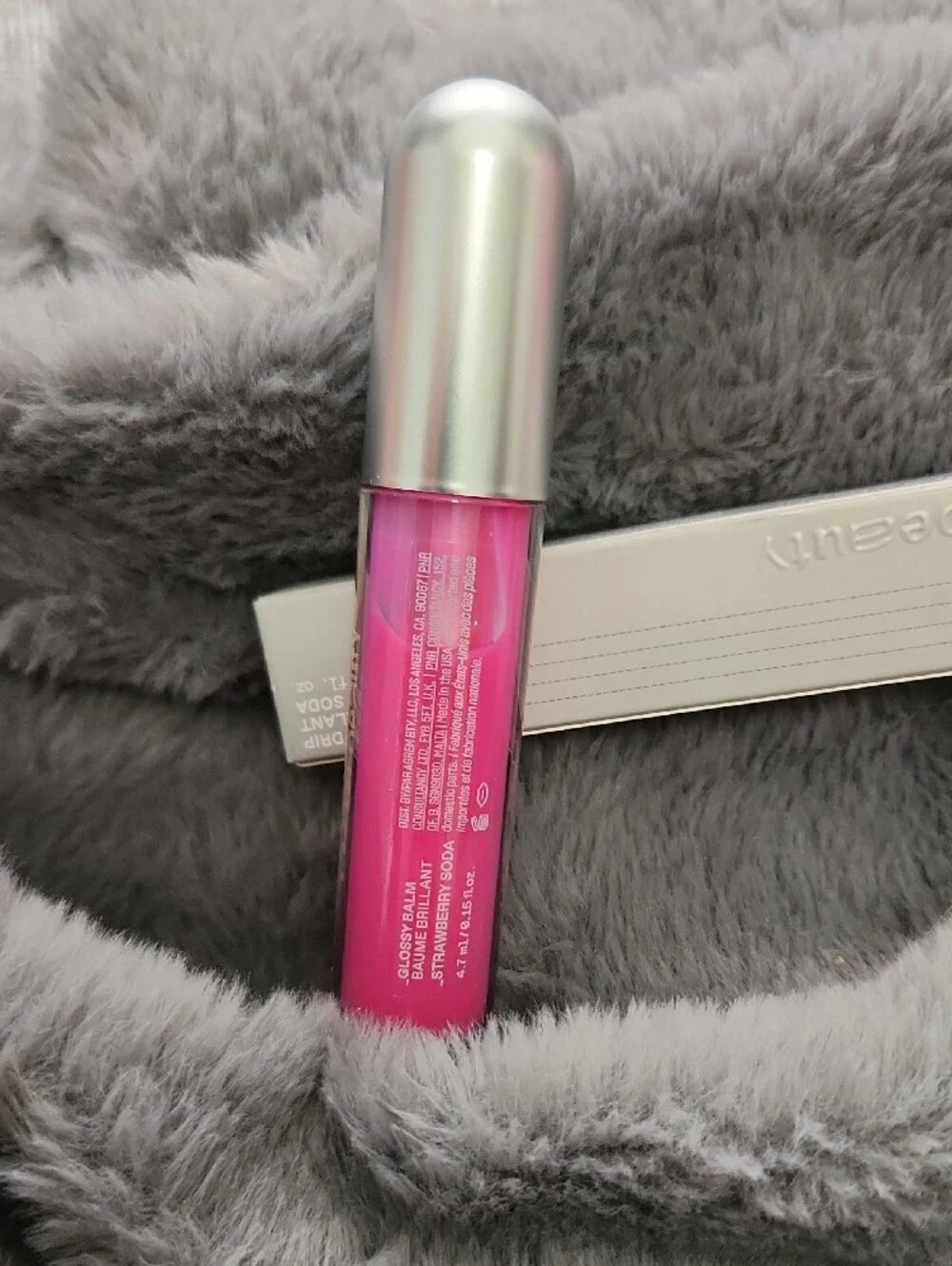 r.e.m. beauty Essential Drip Glossy Balm - Strawberry Soda